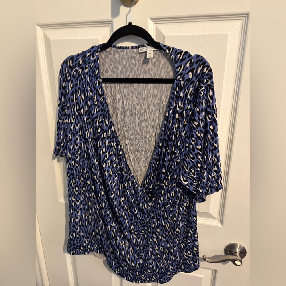 204- Dana Buchman Blue Leopard Print V-Neck Blouse